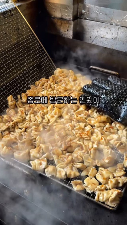 종로 할저씨님들 죄송합니다..  #북촌무궁화  종로에 고추튀김이 맛있는 국밥집 하지만 국밥잡내에 극도로 예민한 할저씨들의 입맛에맞춰 잡내를 없애 쫄깃탱탱한 직화구이곱창이 만들어짐